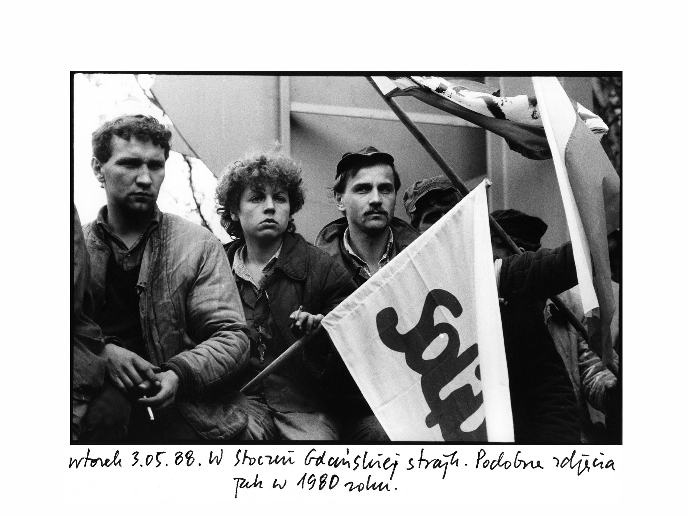 Wtorek 3.05.88. W Stoczni Gadńskiej strajk…
Podobne zdjęcia jak w 1980 roku / Tuesday 3.05.88. Strike
in the Gdańsk Shipyard… Photos similar to those from 1980
/ Kedd 1988.05.3. Sztrájk a gdanski Hajógyárban ...
Hasonló képek, mint 1980-ban